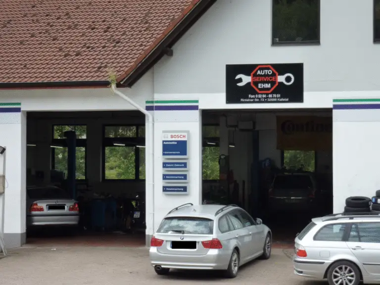 Die Kfz-Werkstatt "Auto-Service-Ehm" im Kalletal wie sie ein Auto Prüfen und Reparieren.